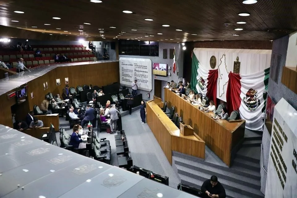 Diputados dan reversa a viaje a España